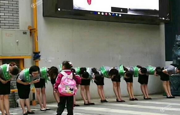 贵阳一小学老师给学生鞠躬敬礼被指作秀